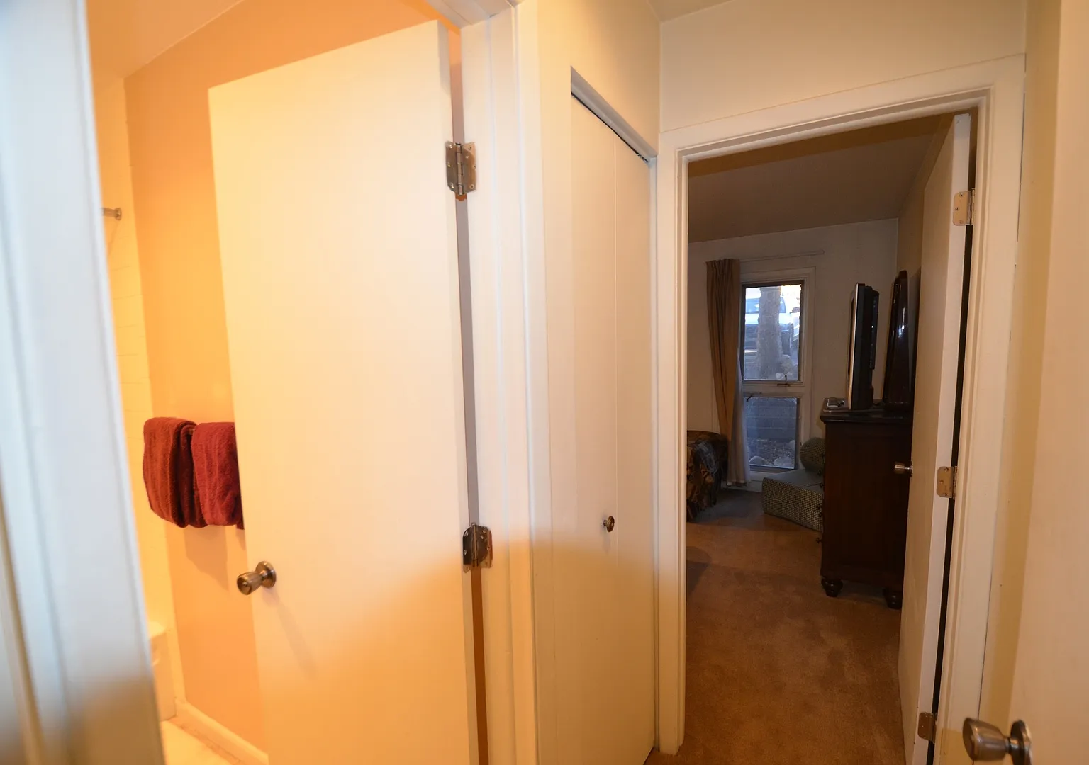 Long Winter Lease! Fully Furnished, on bus route! Remodeled Kitchen and Baths! — Photo 1