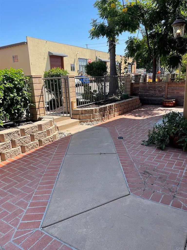 4 bed, 2667 sqft, $7,800 — Photo 2