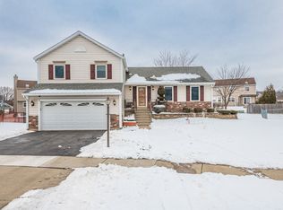 6 Magnolia Ct, Streamwood, IL 60107