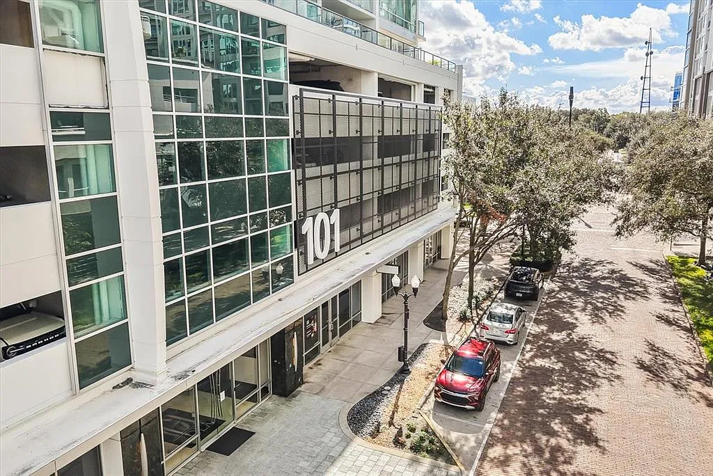 1 bed, 1.5 bath, 997 sqft, $2,300 — Photo 1