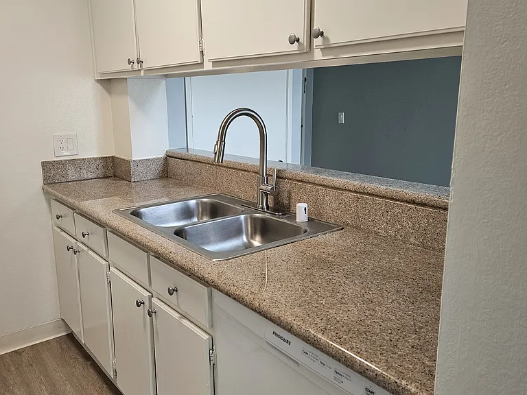 1375 Midvale Apartments — Photo 44