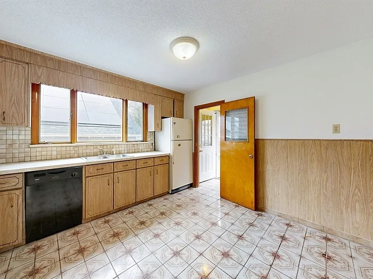 11 Sterling St #11 — Photo 22