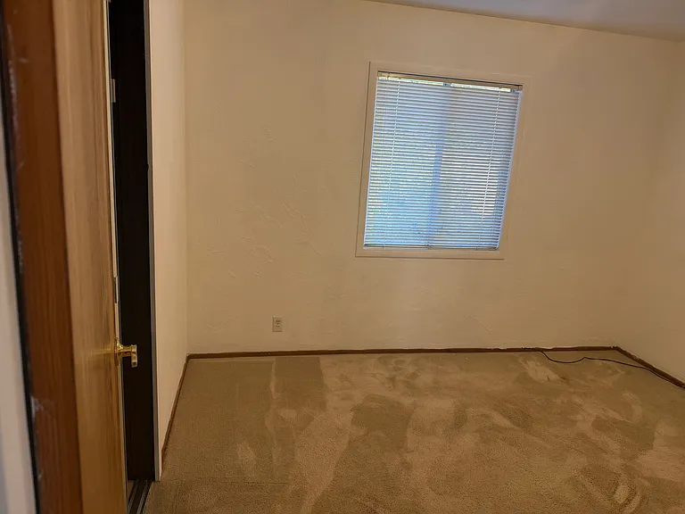 904 Hiller St — Photo 1