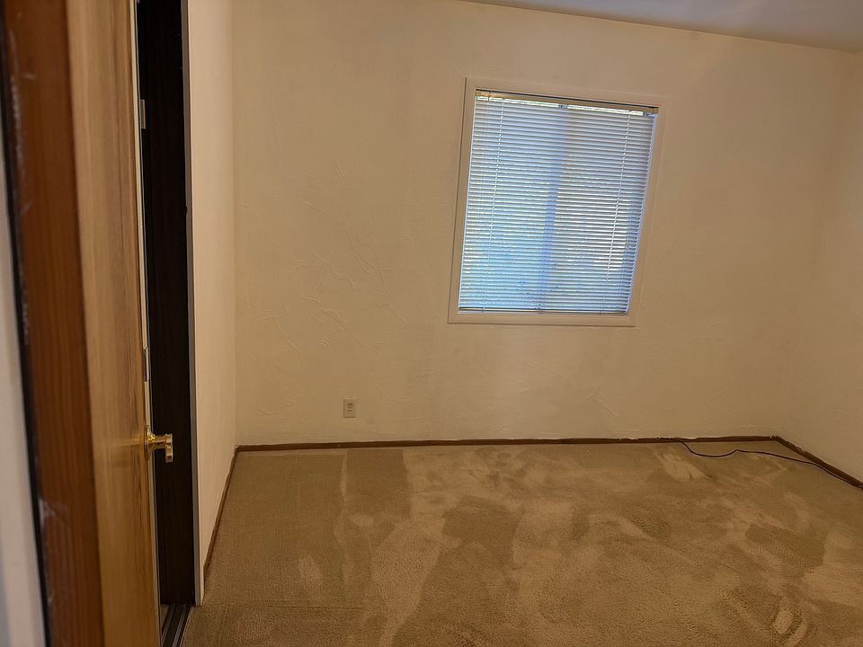 1st image of 904 Hiller St