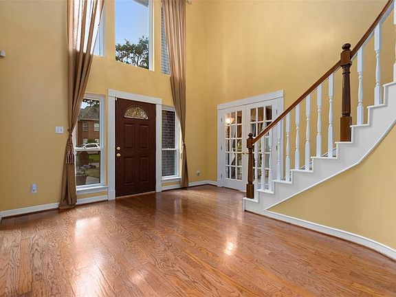 Grand 2-story foyer with curved staircase welcomes you and your guests.