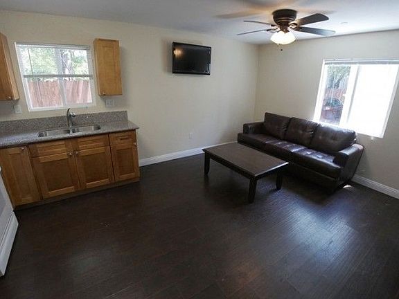 4th image of 1225 W 37th Pl #1225