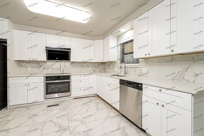 4 bed, 3.0 bath, 2216 sqft, $1,975 — Photo 4