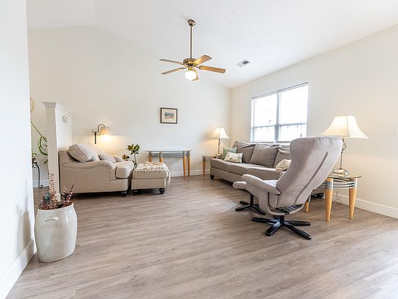 4th image of 307 Northwoods Court SE