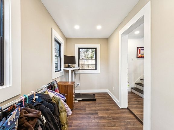 5th image of 64 Hillcrest Rd