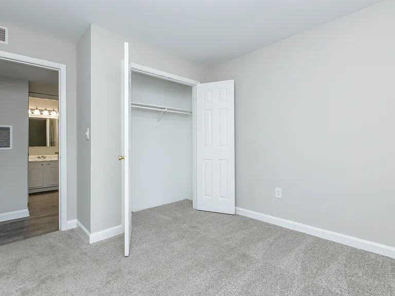 Meadowbrook Apartments — Photo 39