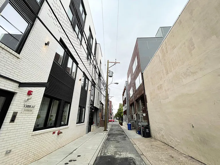1309 N Hope St #1 — Photo 17