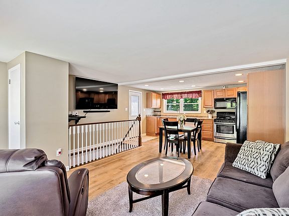 4th image of 590 Butterfield Dr