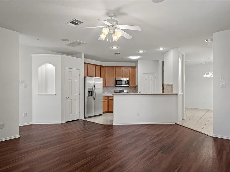 9201 Brodie Ln #203 — Photo 6
