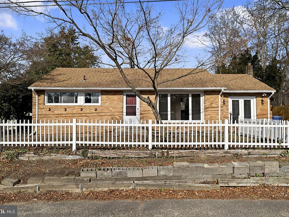 1st image of 376 Wildrose St