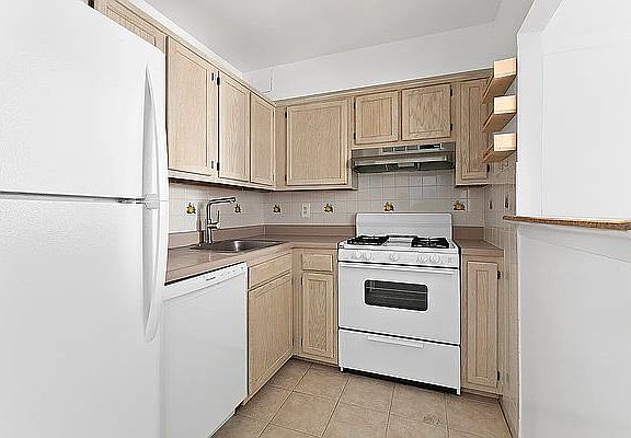 3rd image of 454 Carlton Ave APT 2