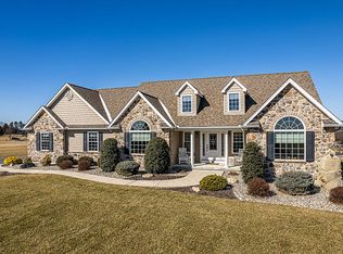 215 Eagle View Dr, Bath, PA 18014