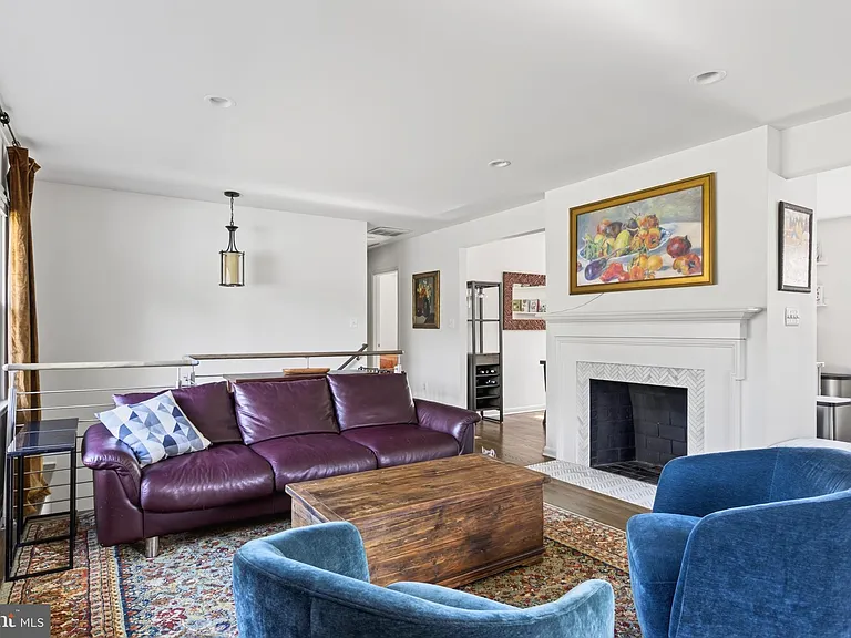 1015 Woods Pl — Photo 5