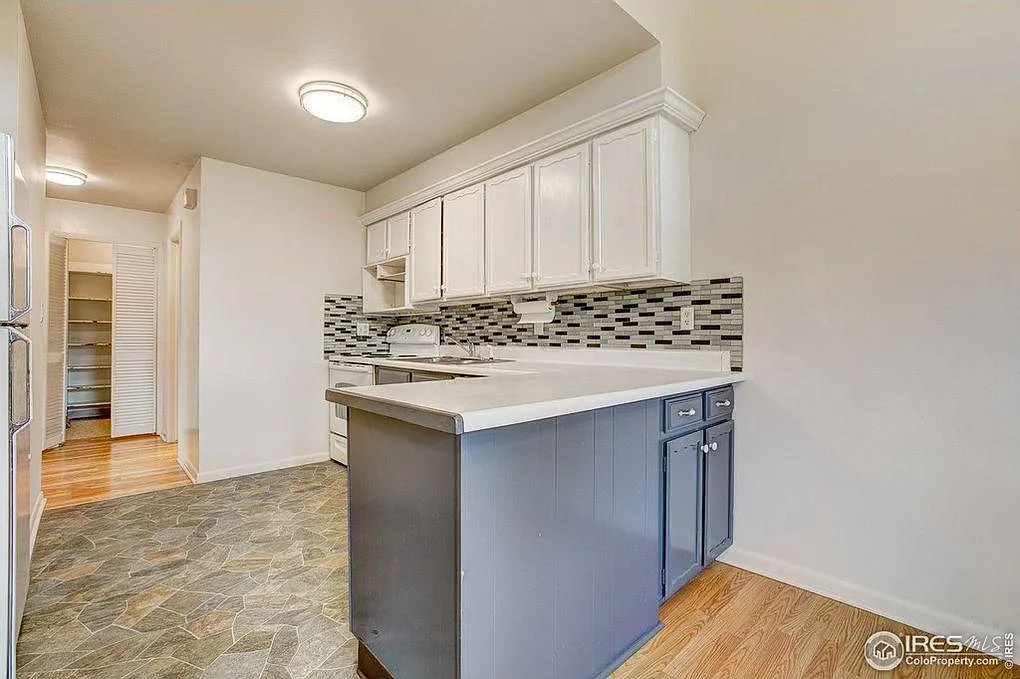 417 E Drake Rd — Photo 3
