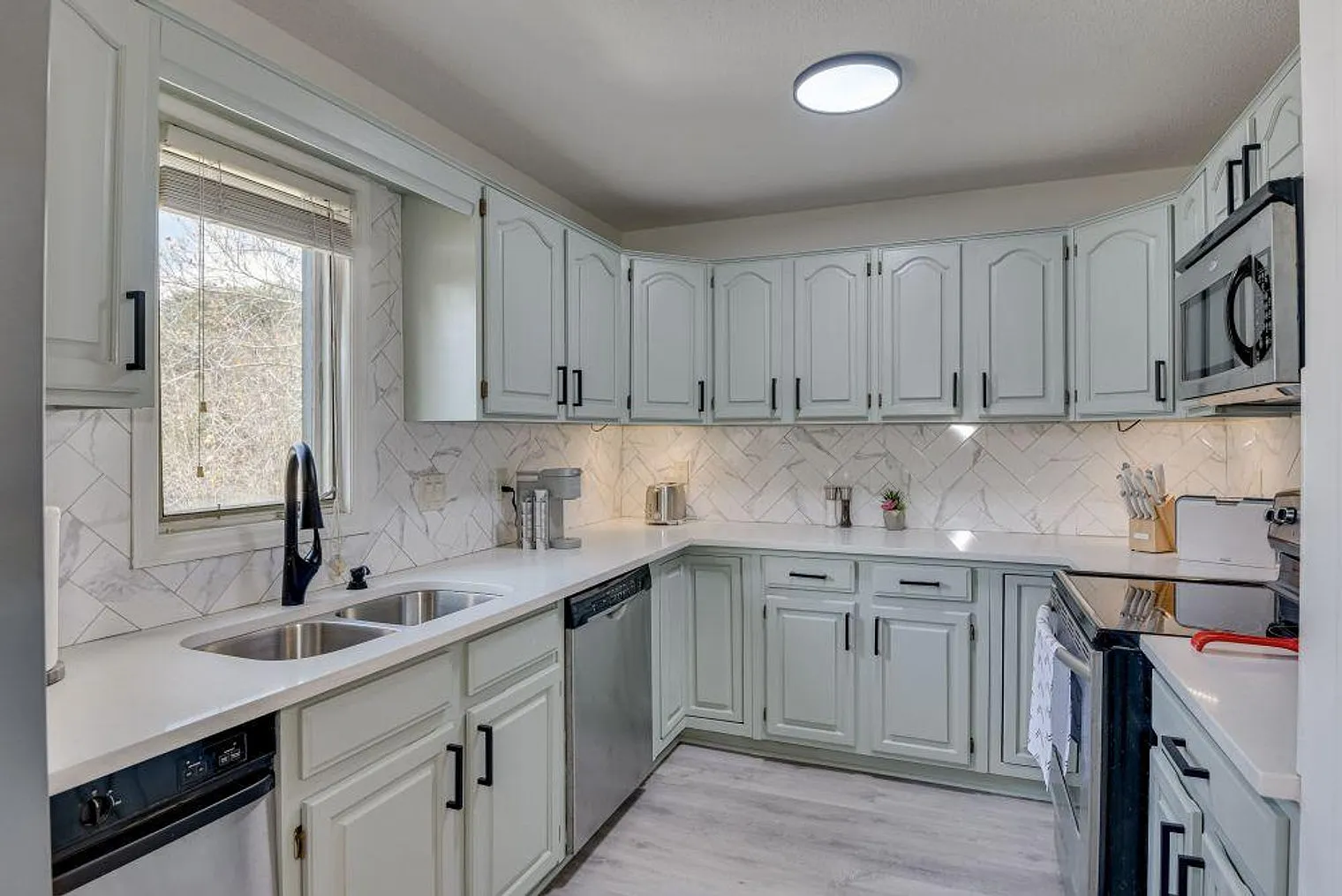 3 bed, 4.0 bath, 1808 sqft, $3,635 — Photo 3