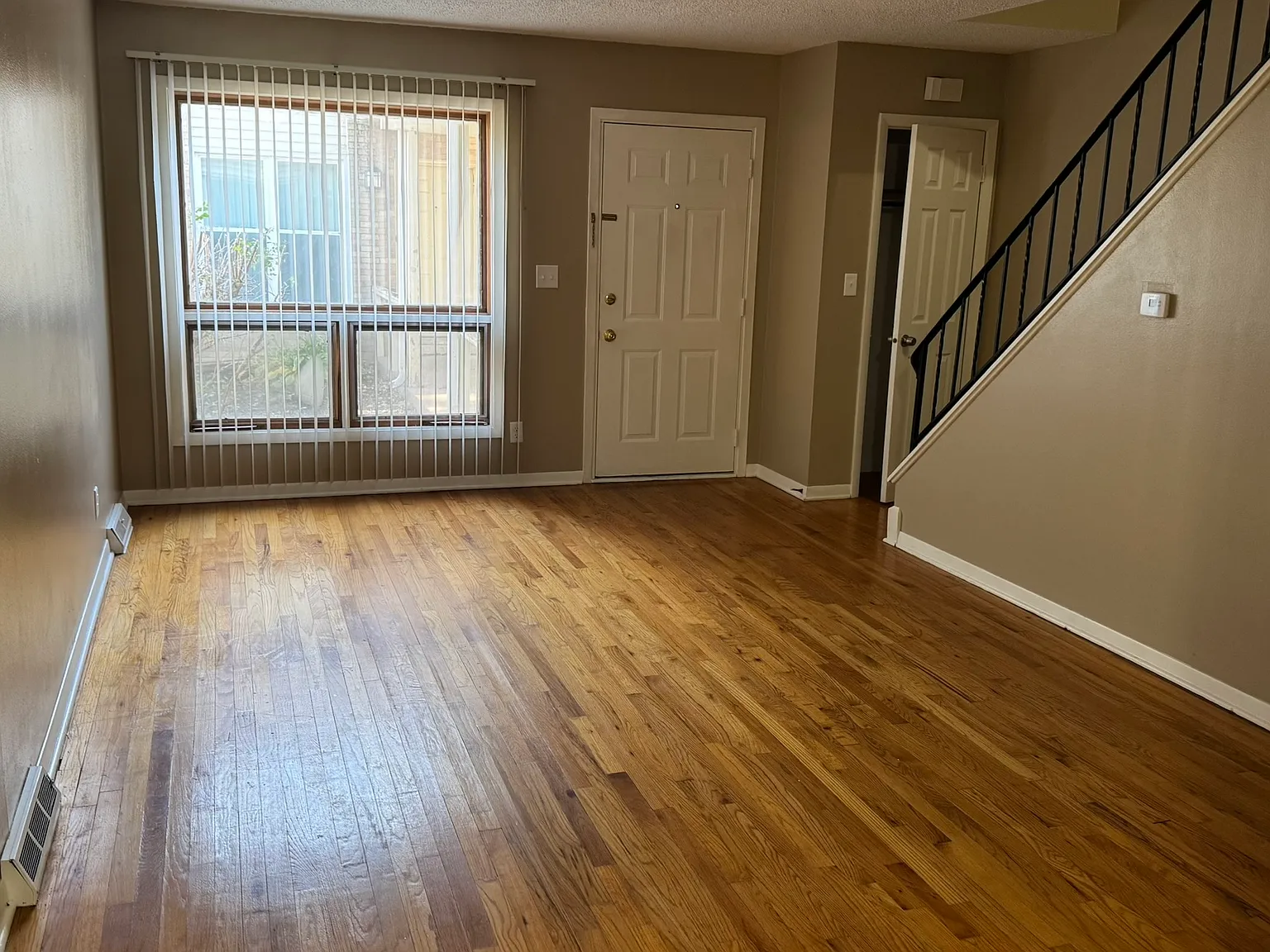 2 bed, 878 sqft, $1,100 — Photo 2