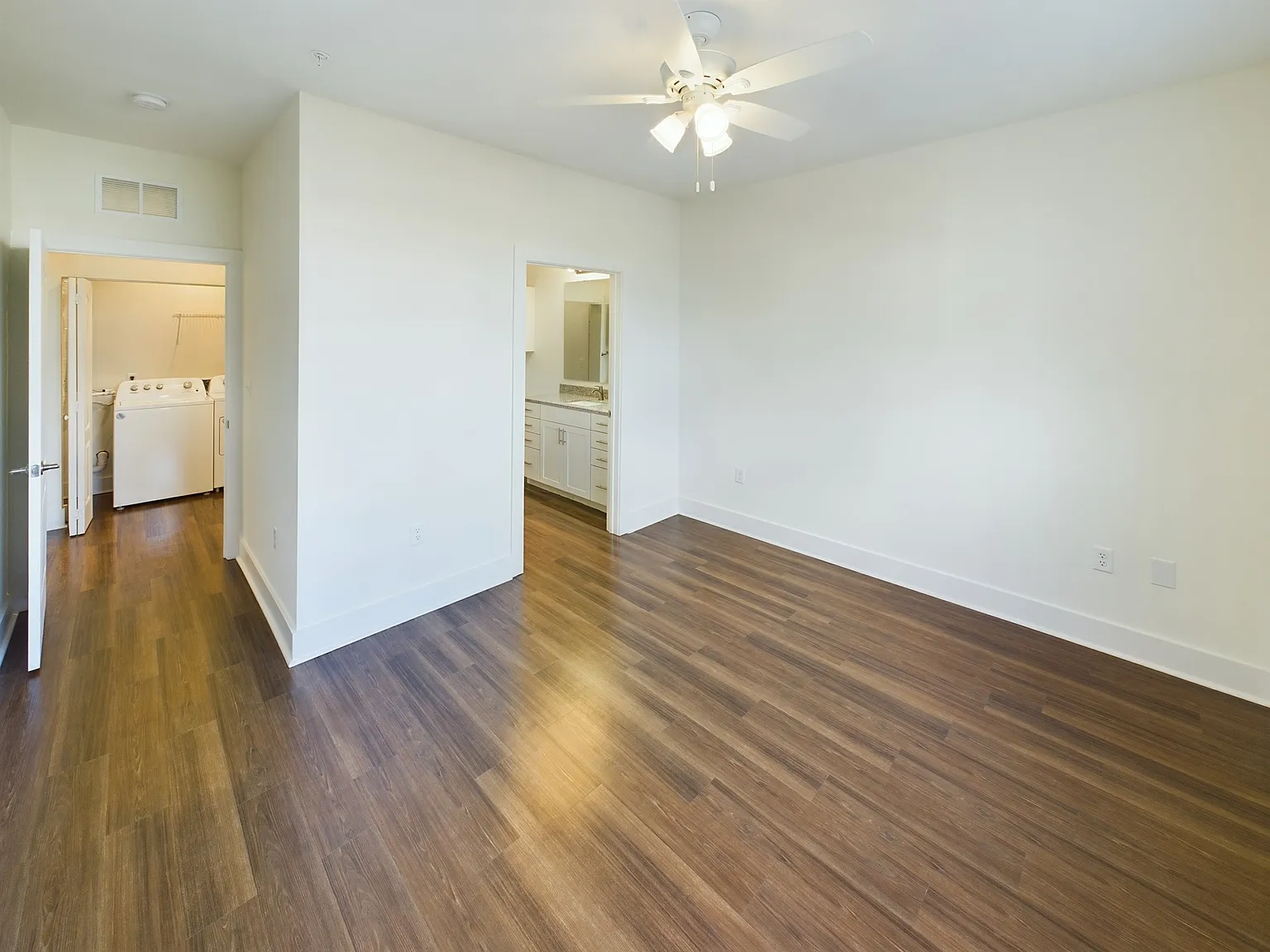 1 bed, 874 sqft, $1,869 — Photo 2