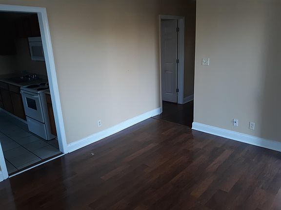 4th image of 1220 Greenfield Dr