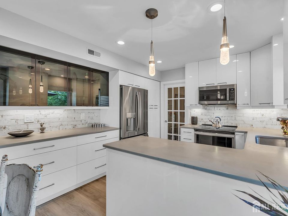 1st image of 4 Dennison Pl
