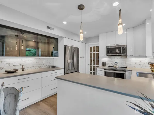 4 Dennison Pl, Plainsboro, NJ 08536