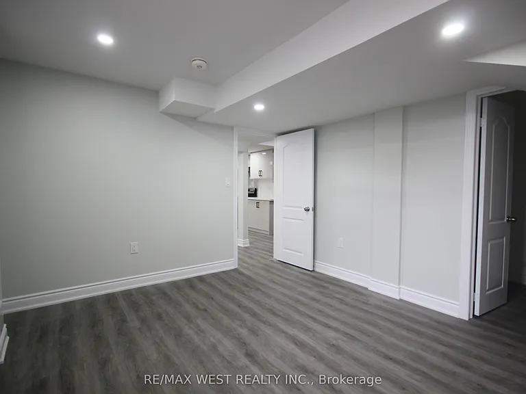 152 The Queensway #BASEMENT — Photo 13