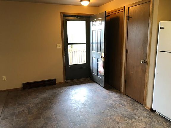 3rd image of 920 Raymond Dr