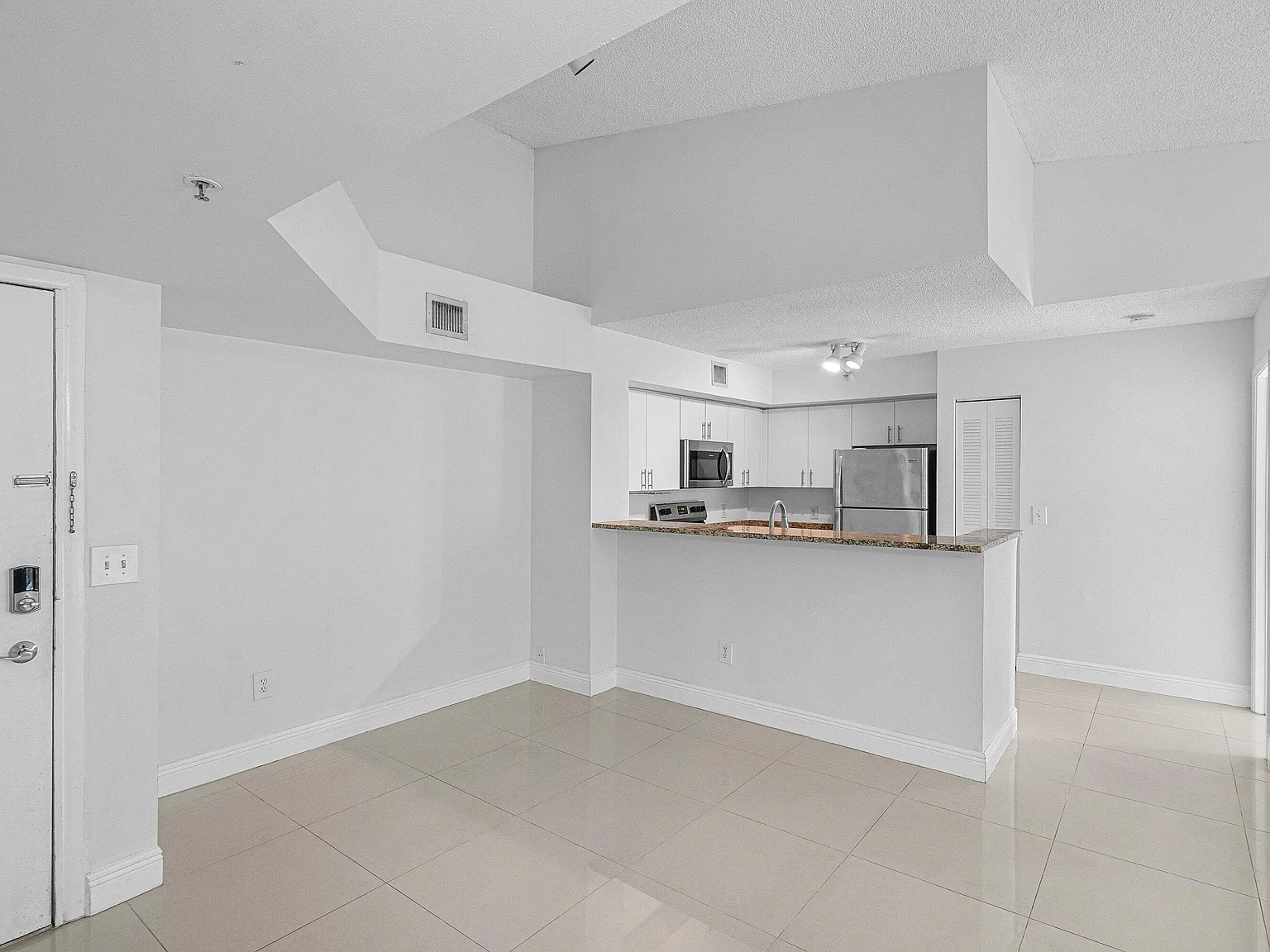 2 bed, 2.0 bath, 1036 sqft, $2,350 — Photo 3