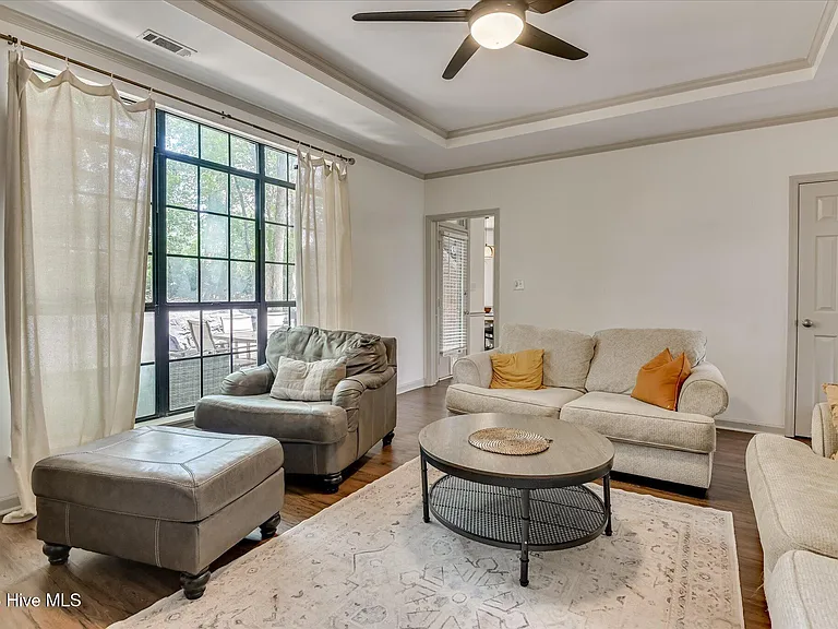 1084 Severn Dr — Photo 6
