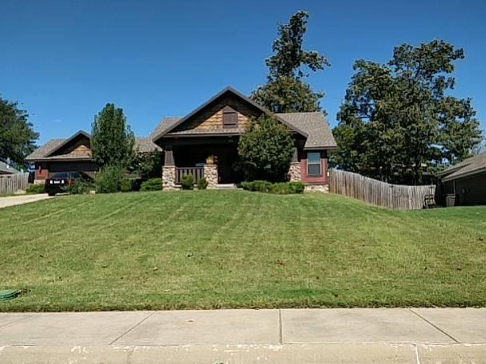 2nd image of 912 Ravine St