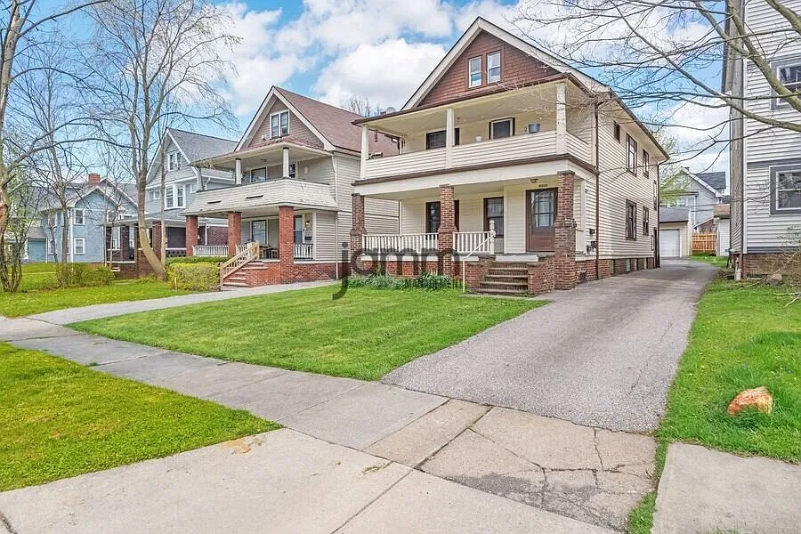 3 Bedroom / 1 Bathroom in Cleveland Heights — Photo 3