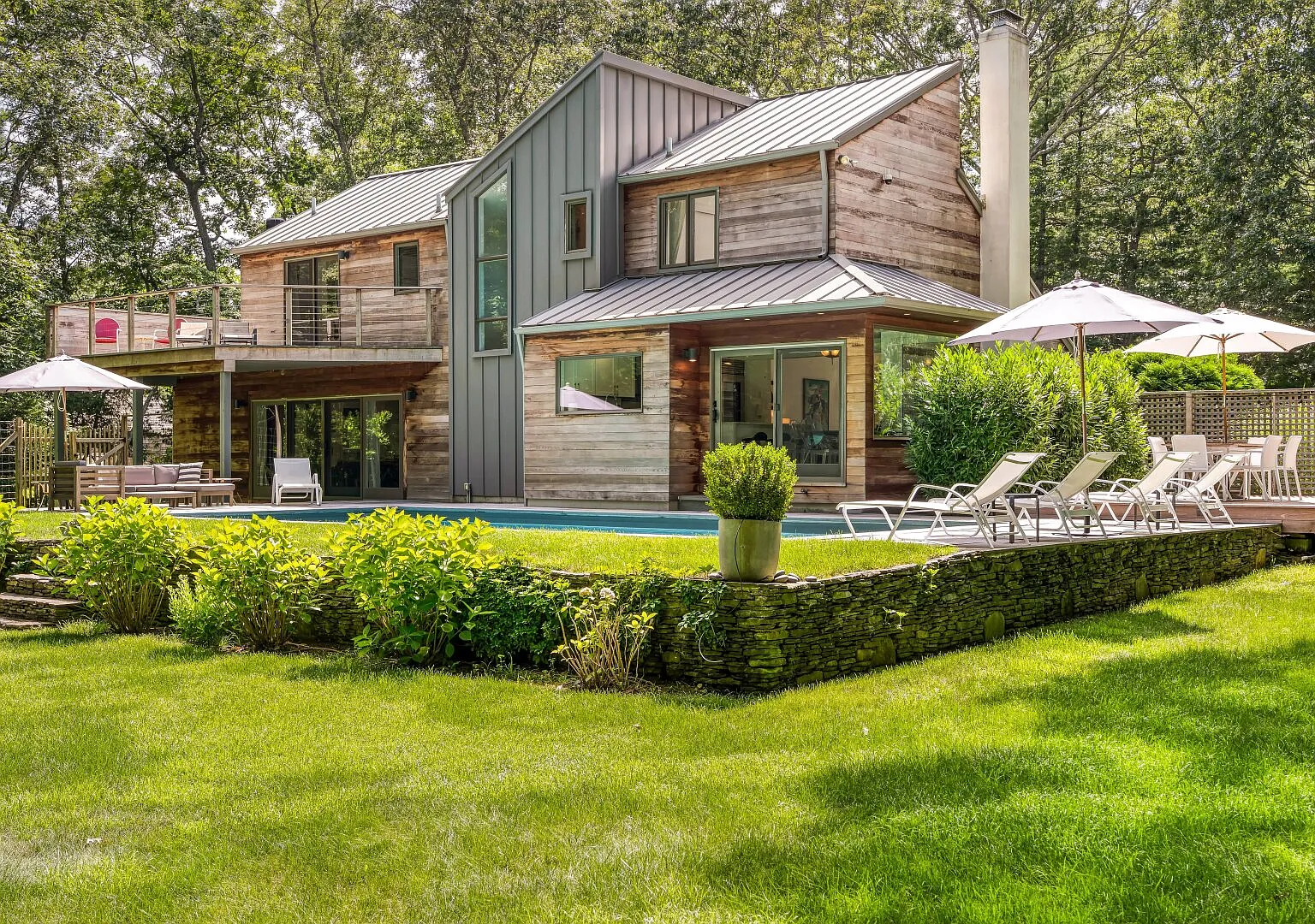 Spacious Floor Plan, Minutes from Beaches & East Hampton Village — Photo 1