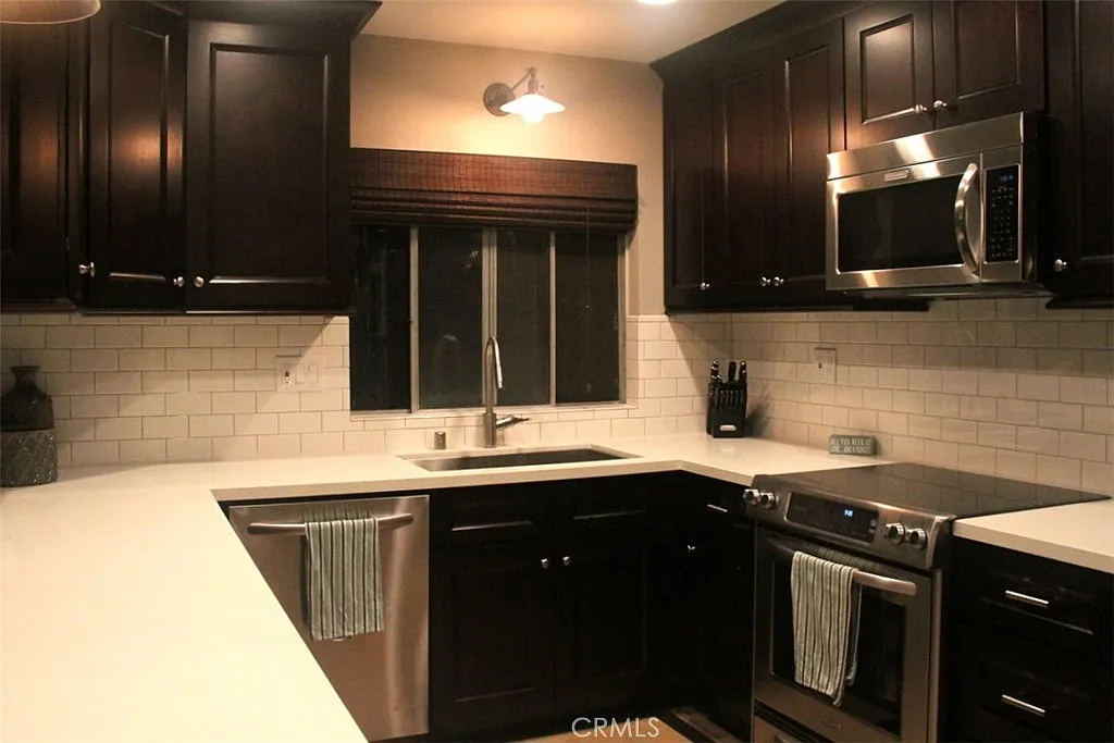 2 bed, 873 sqft, $4,100 — Photo 3