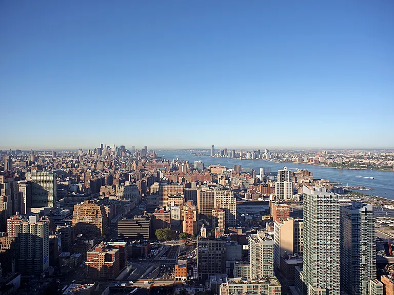 450 W 42nd St — Photo 22