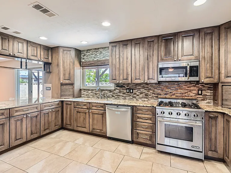 733 Strawberry Pl — Photo 8