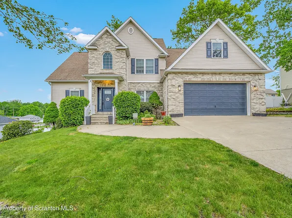 204 Red Oak Dr, Olyphant, PA 18447