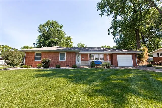 321 W Oak St photo 1