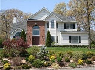 15 Cobbler Ln, East Setauket, NY 11733