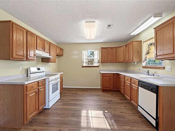 4th image of 155 Frost St