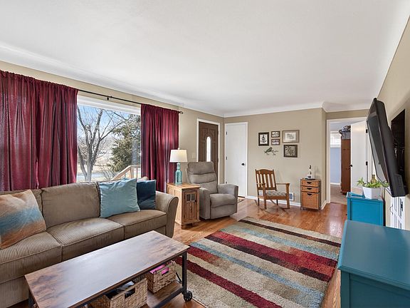 3rd image of 997 Rivercrest Rd N