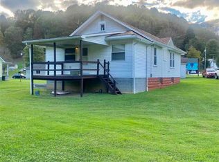 9 Punkin Center Rd, Fairview, WV 26570