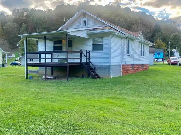 9 Punkin Center Rd, Fairview, WV 26570
