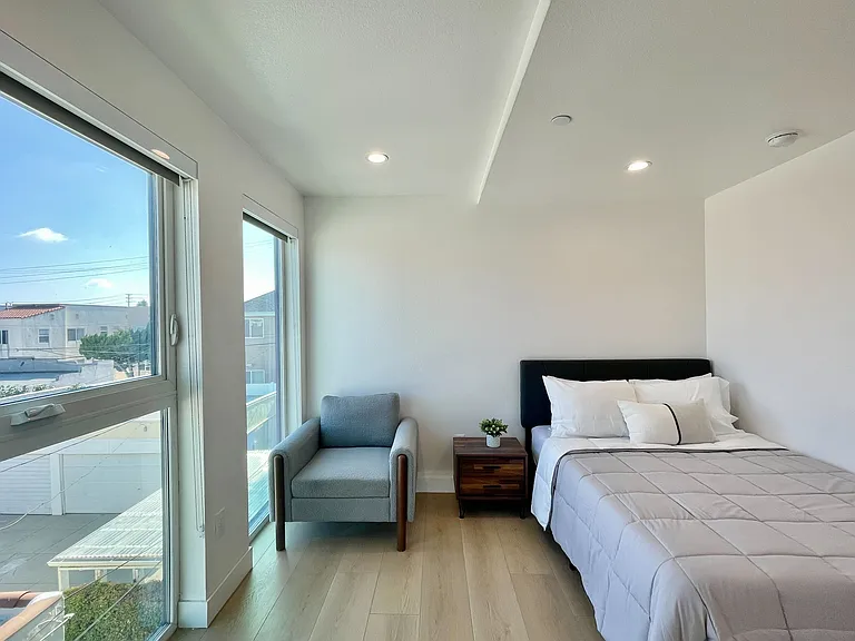 1929 N Commonwealth Ave #211 — Photo 6