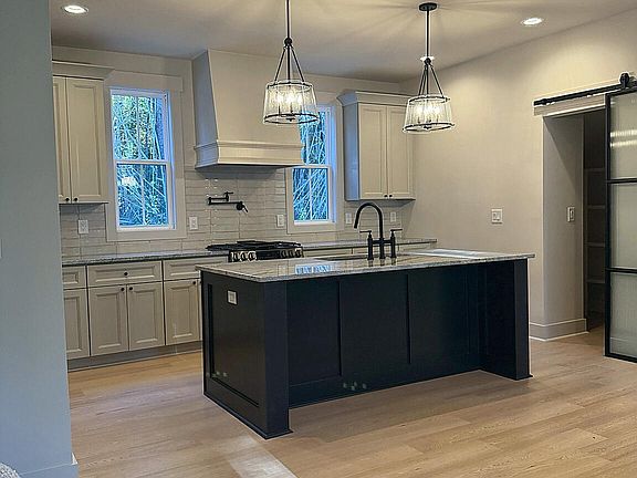 3rd image of 750 N May Street