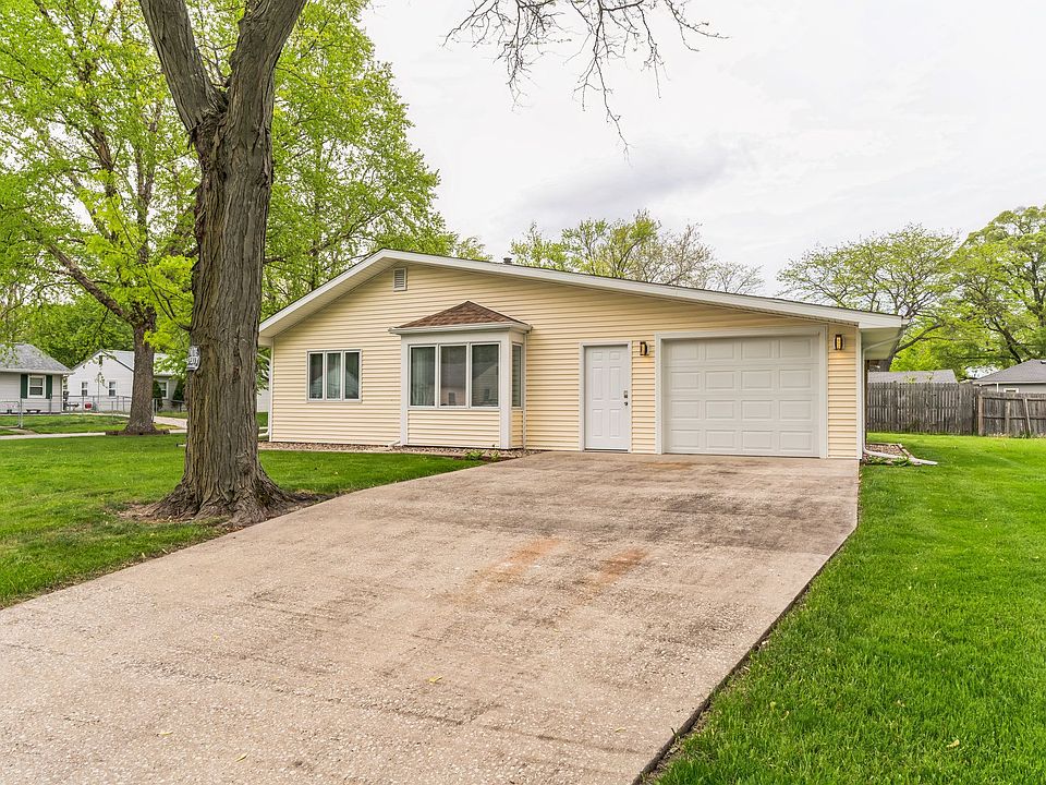 One car attached garage with internal enterance to house and backyard patio.