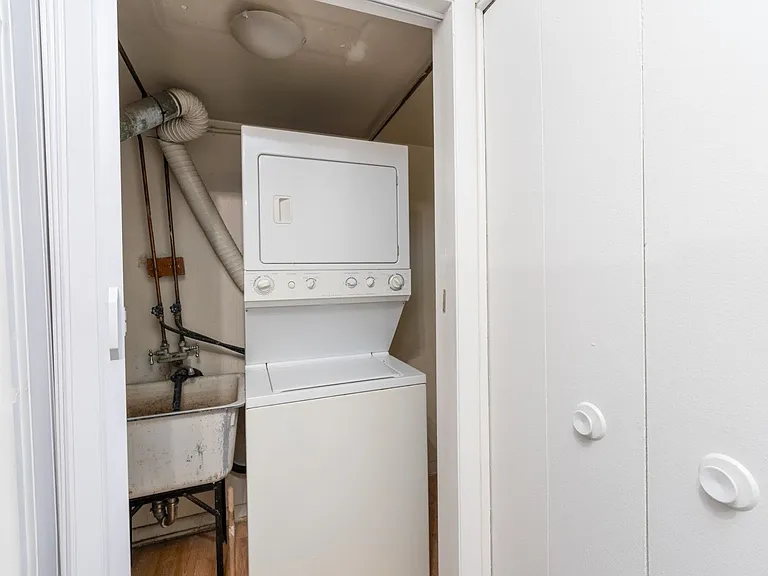 Brooke Court Apartments — Photo 10