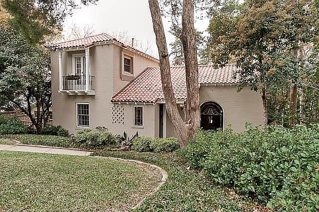 2nd image of 1323 W Canterbury Ct